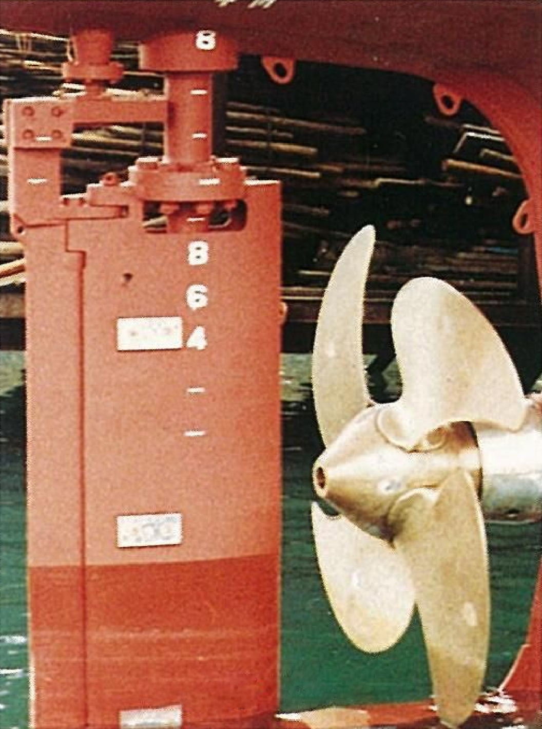 1981年 船の操船性能を高める「K-7 ラダー」を開発。